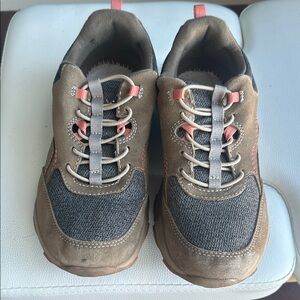 Women casual/ active shoe